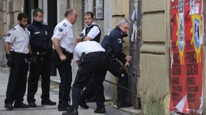 Okupatu zuen tokiak, ikuskizuna hasi berri da